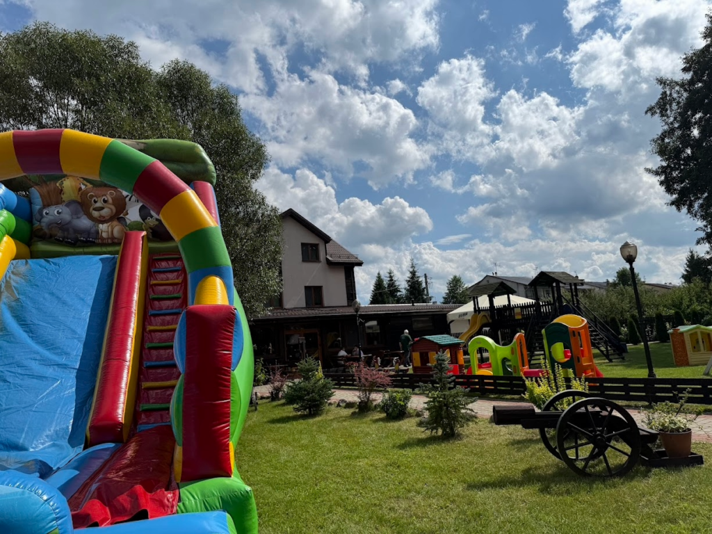 Plac zabaw dla dzieci Villa Skomanda w Augustowie